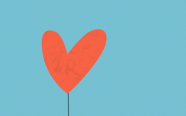 Coral heart balloon floating in a light blue sky — Quem partiu é amor de alguém
